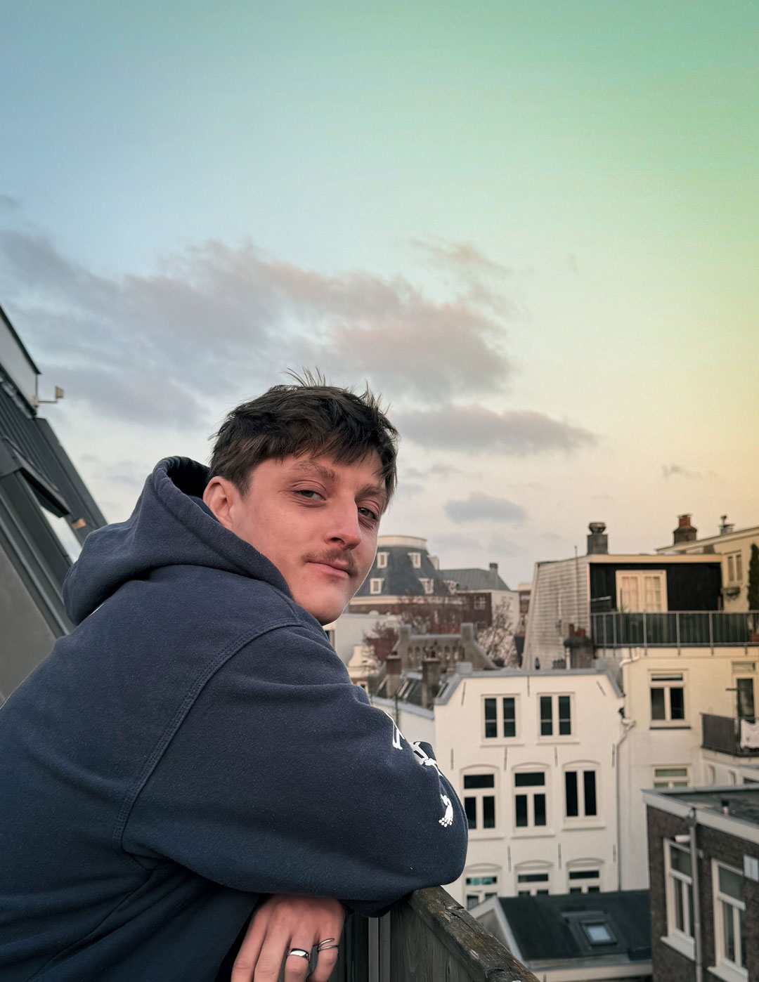 foto van mij op het balkon